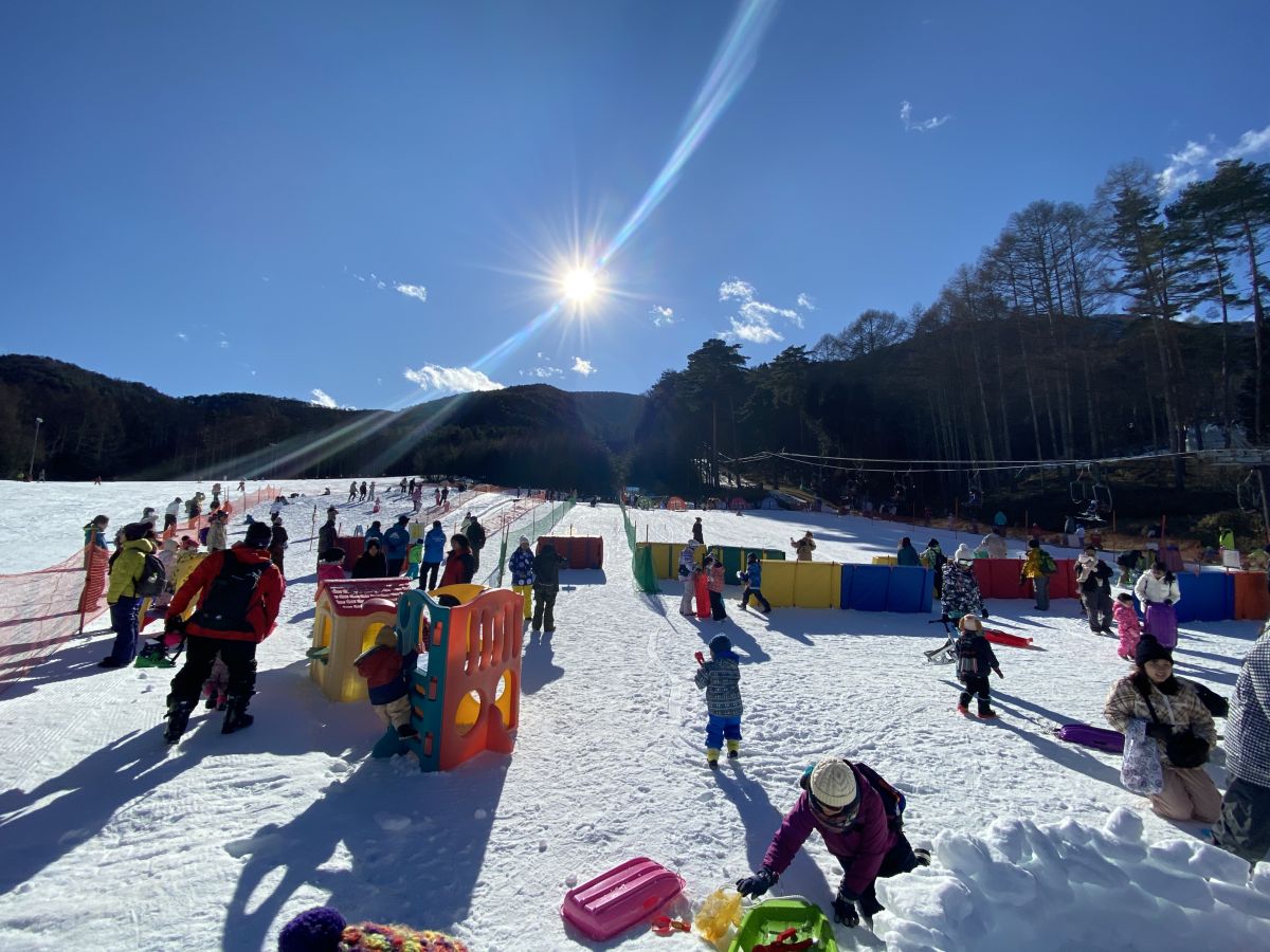 子供たちが元気に遊んでいます 富士見パノラマリゾート 総合スノー施設 スキー場 長野県富士見町